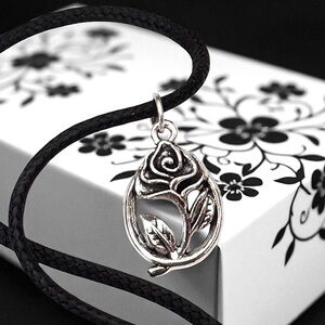 5 For $25💫Silver Bohemian Rose Pendant Necklace